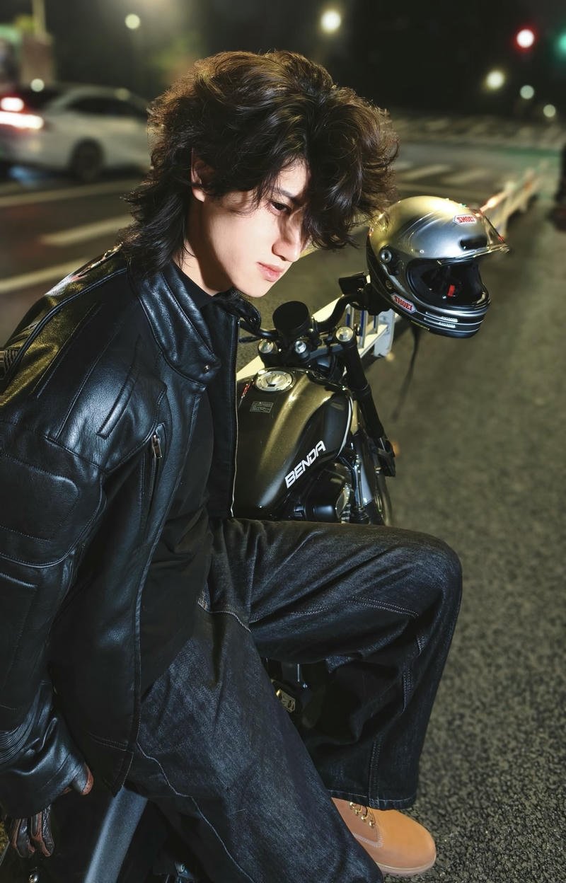 Hình ảnh trai Douyin phong cách cá tính ánh mắt trầm