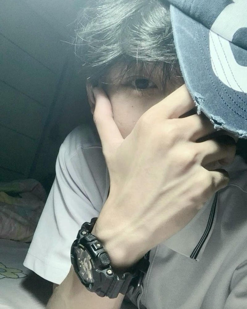 Hình ảnh trai Trung Quốc che mặt bằng tay tự nhiên