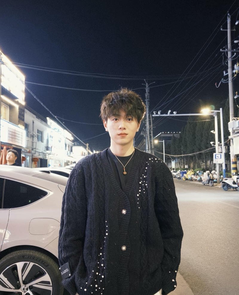 Hình ảnh trai Trung Quốc điển trai trên phố