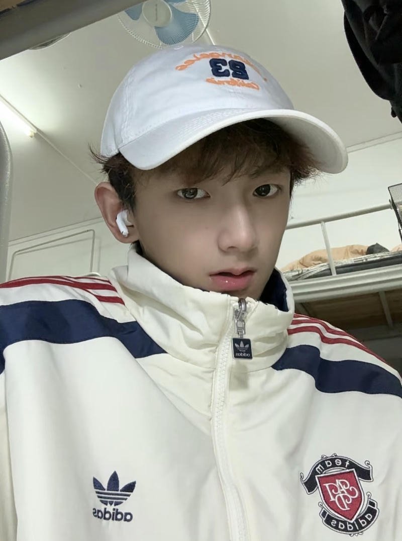 Hình ảnh trai Trung Quốc đội mũ đeo tai nghe