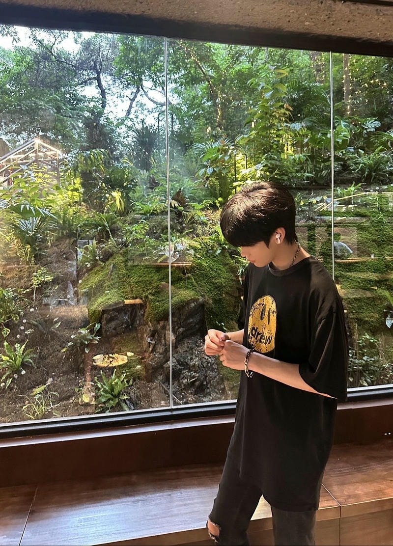 Hình ảnh trai Trung Quốc giấu mặt giữa ánh chiều