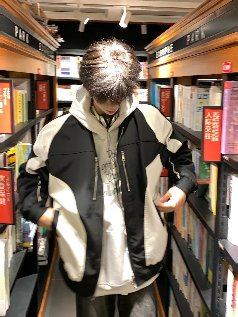 Hình ảnh trai Trung Quốc giấu mặt giữa khung cảnh rộng