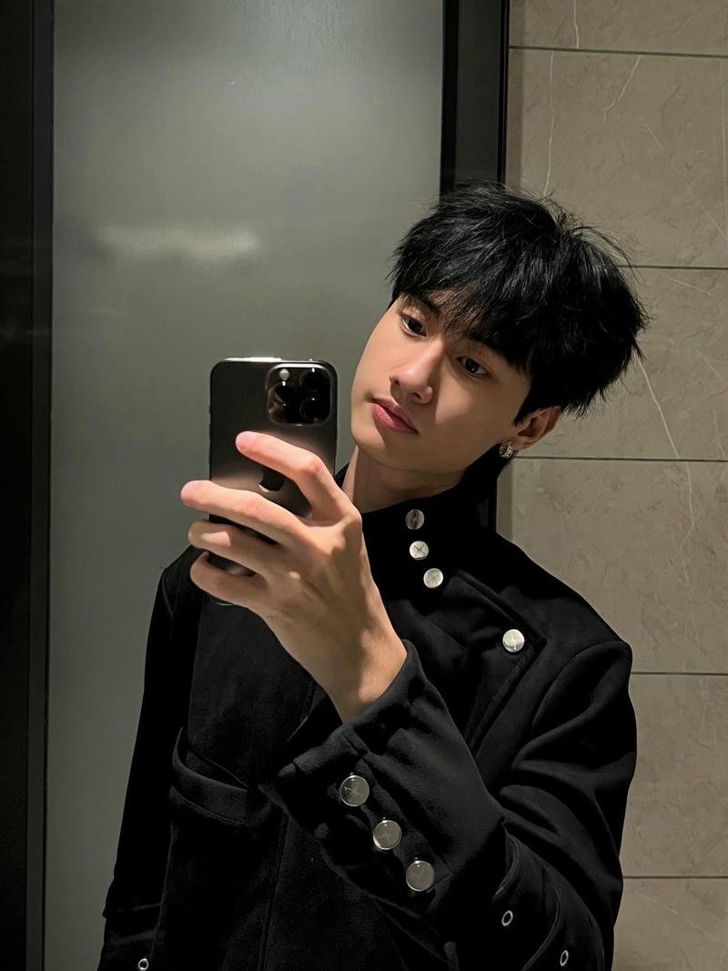 Hình ảnh trai Việt Nam trong không gian yên tĩnh