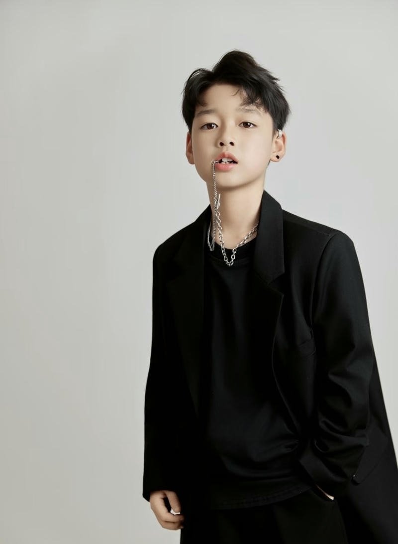 Hình ảnh trai đẹp 10 tuổi ánh mắt sáng khuôn mặt dễ nhìn