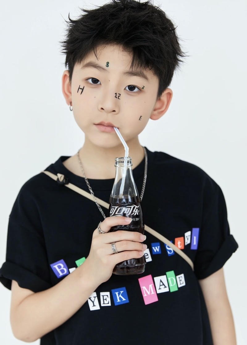 Hình ảnh trai đẹp 10 tuổi ánh nhìn nhẹ khuôn mặt sáng