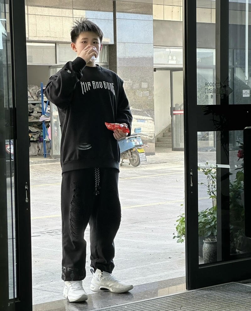 Hình ảnh trai đẹp 10 tuổi ánh nhìn trong trẻo tự nhiên