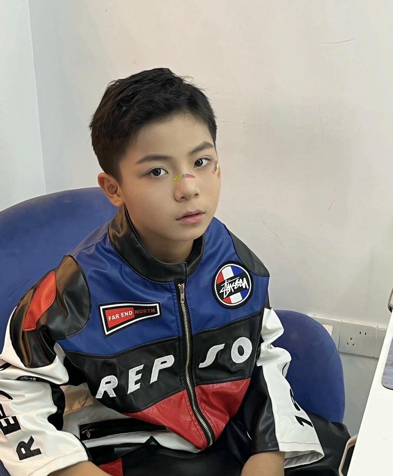 Hình ảnh trai đẹp 10 tuổi gương mặt sáng nét ngây thơ