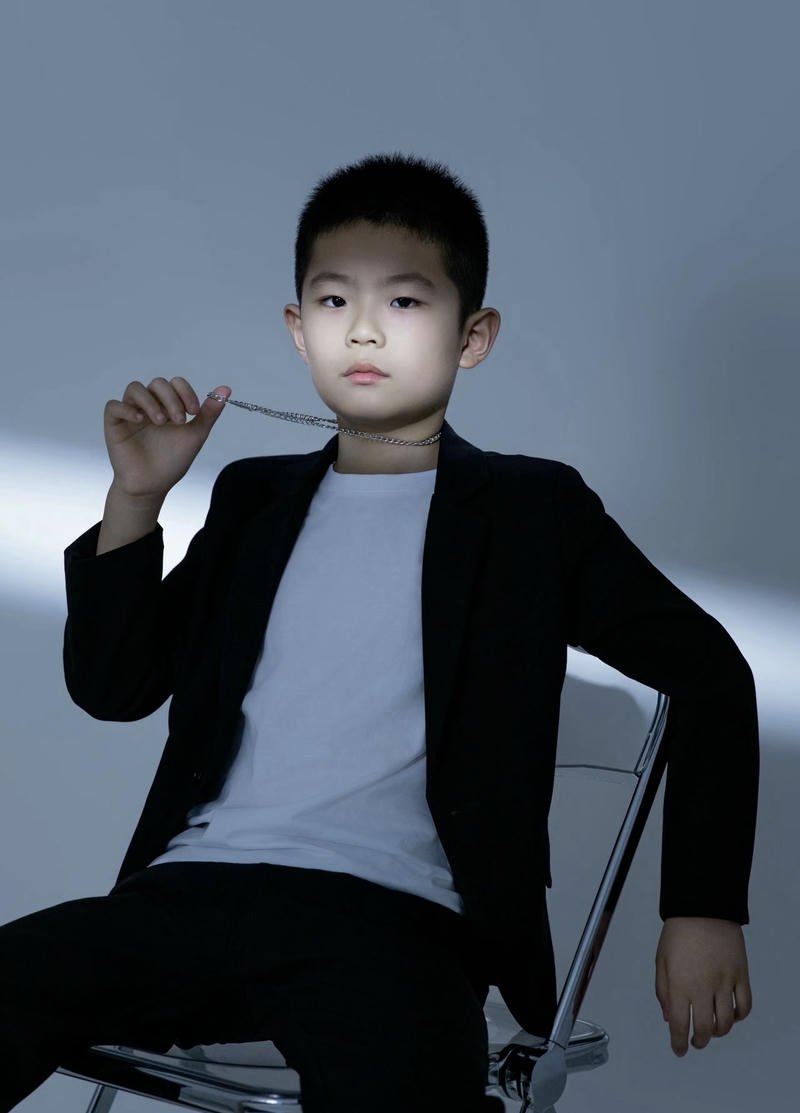 Hình ảnh trai đẹp 10 tuổi khuôn mặt hài hòa dễ nhìn