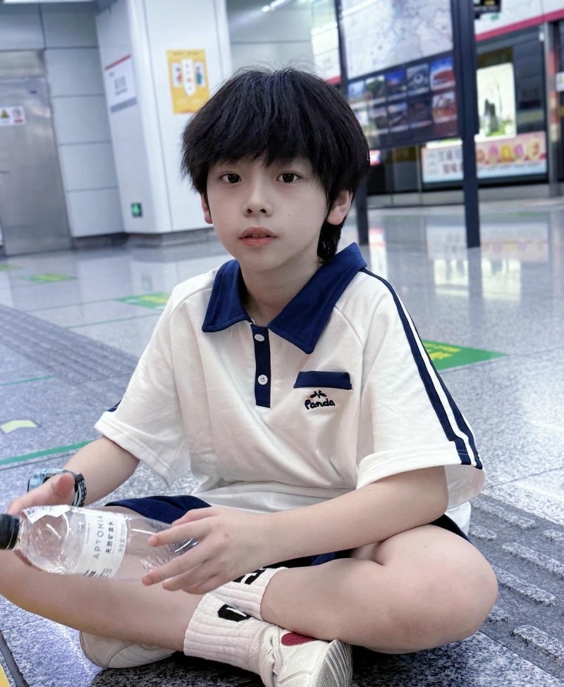 Hình ảnh trai đẹp 10 tuổi mái tóc ngắn khuôn mặt cân đối