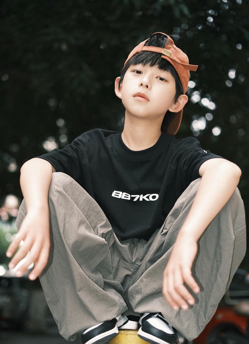 Hình ảnh trai đẹp 10 tuổi tóc ngắn gương mặt cân đối