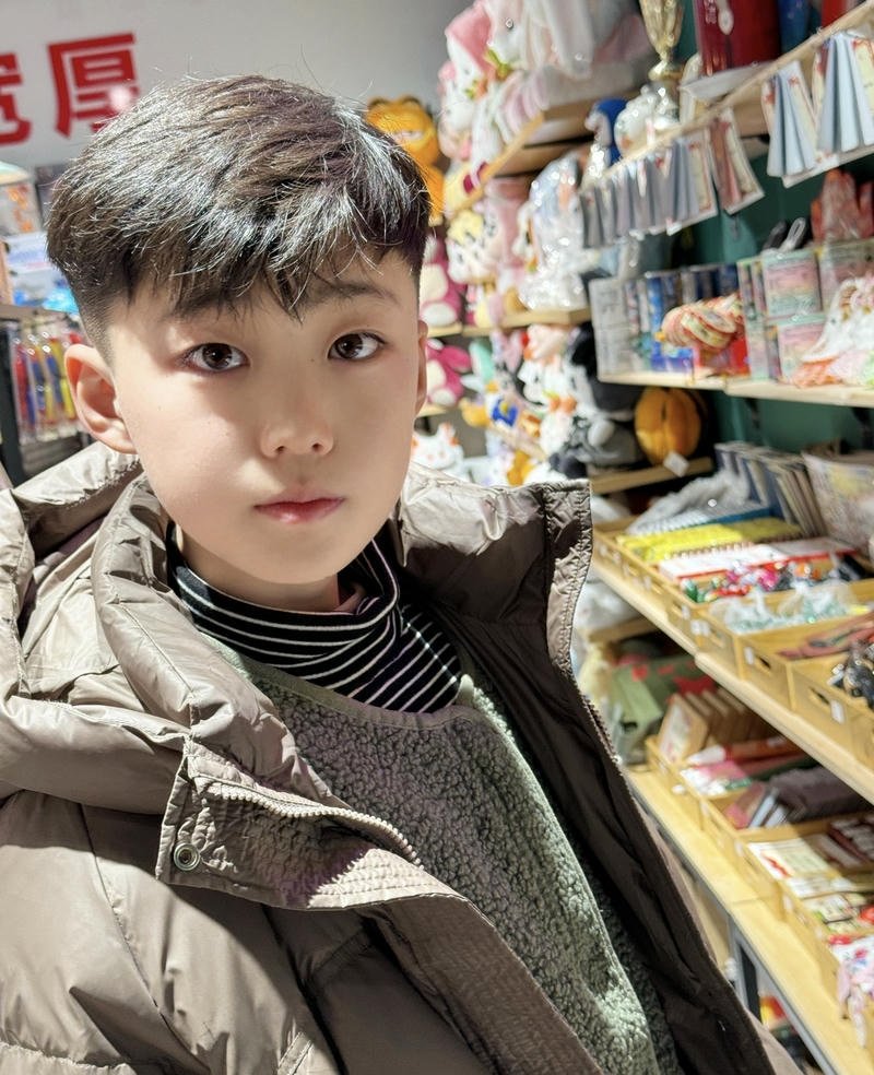 Hình ảnh trai đẹp 10 tuổi tóc ngắn khuôn mặt hài hòa