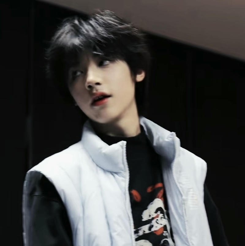 Hình ảnh trai đẹp 14 tuổi khuôn mặt thanh thoát da sáng