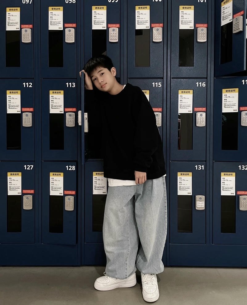 Hình ảnh trai đẹp 14 tuổi nụ cười nhẹ ánh nhìn sáng