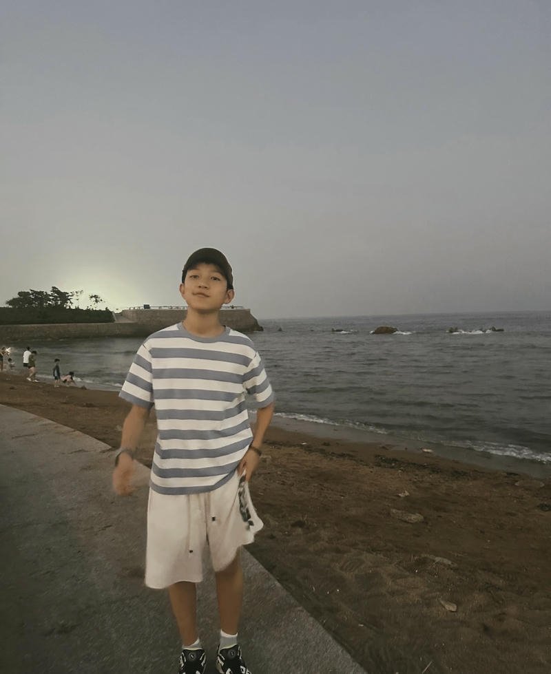 Hình ảnh trai đẹp 2k13 với chàng trai trẻ tạo dáng ngoài hồ