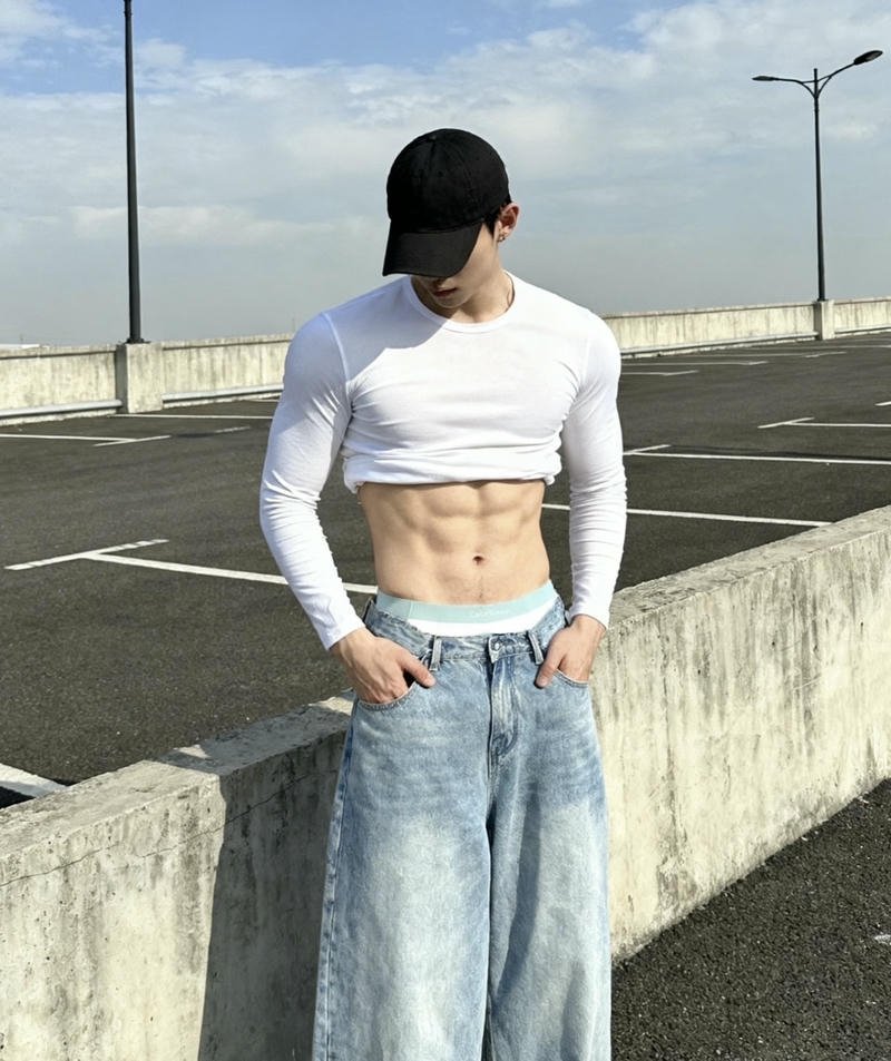 Hình ảnh trai đẹp 6 múi mặc quần jean cá tính