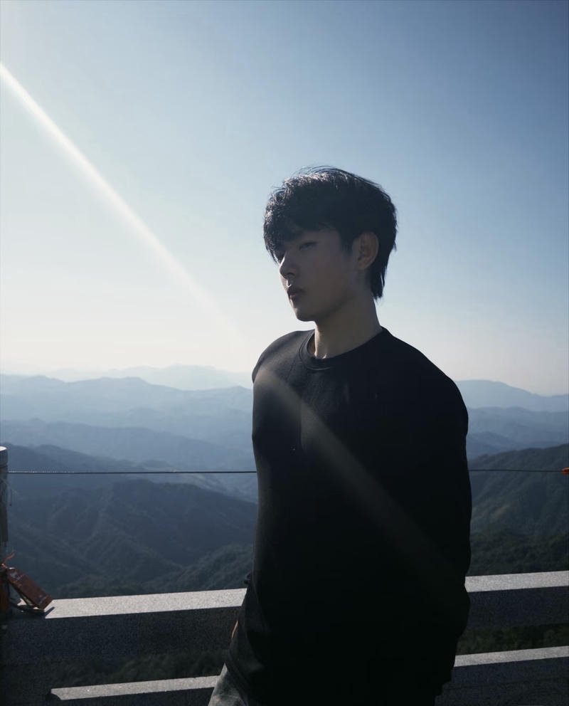Hình ảnh trai đẹp Douyin ánh nhìn về xa xăm