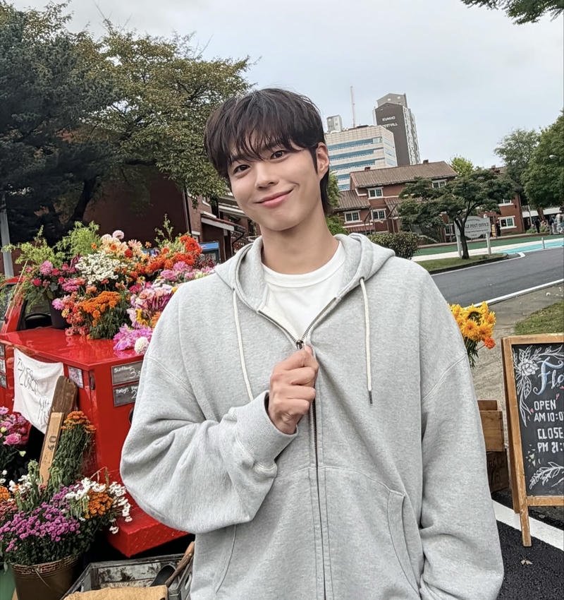 Hình ảnh trai đẹp Hàn Quốc đang cười mỉm