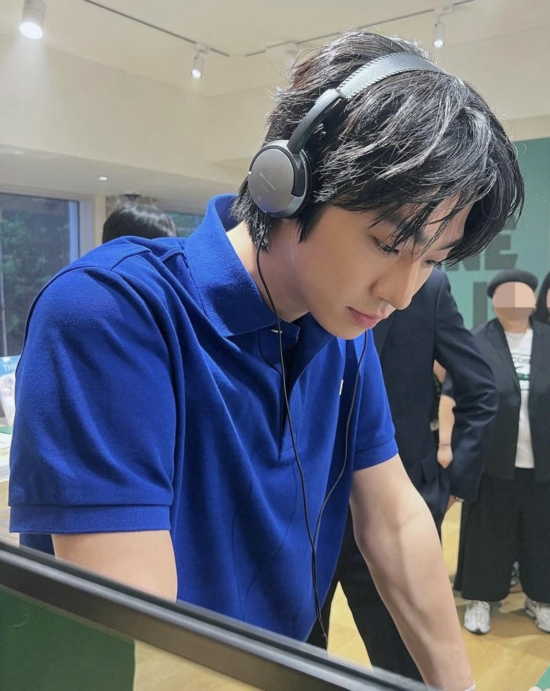 Hình ảnh trai đẹp Hàn Quốc khuôn mặt điềm tĩnh