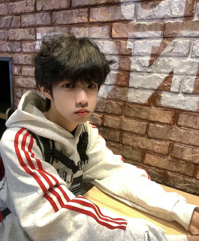 Hình ảnh trai đẹp K9 ánh mắt trong trẻo nổi bật