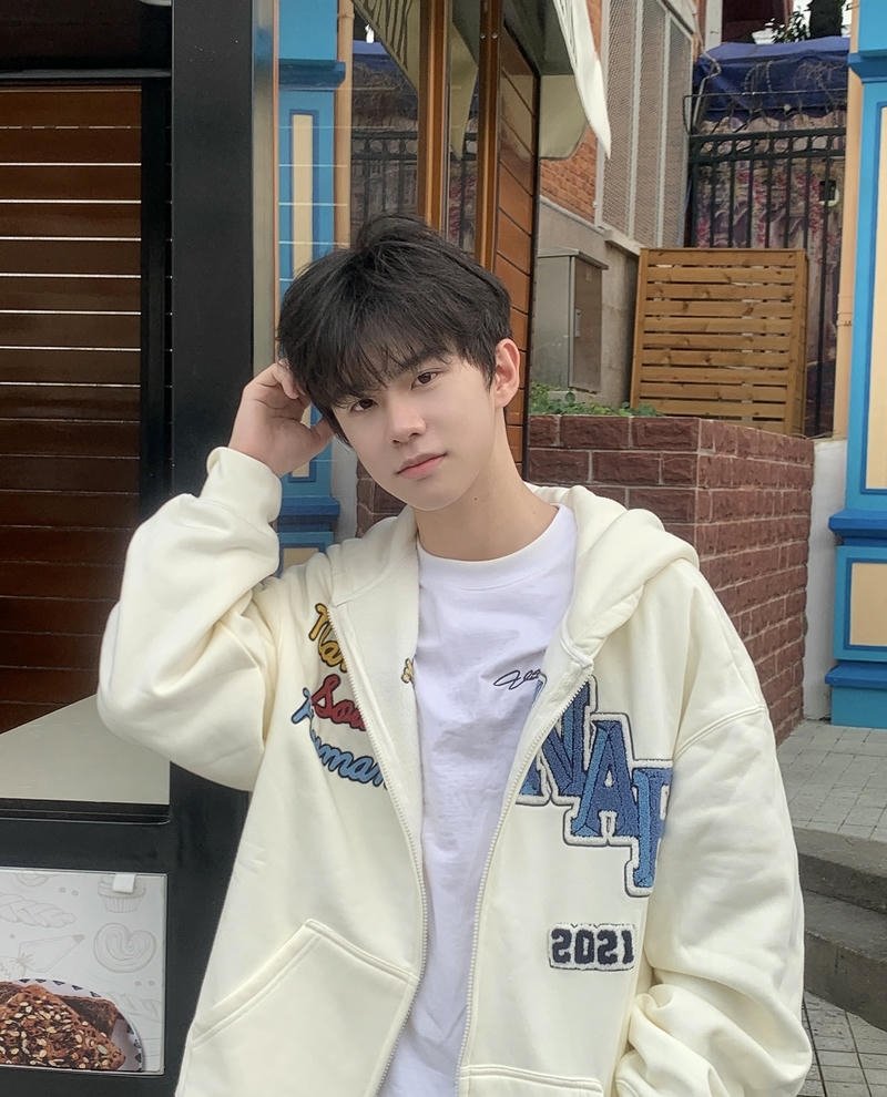 Hình ảnh trai đẹp K9 gương mặt sáng nét trẻ