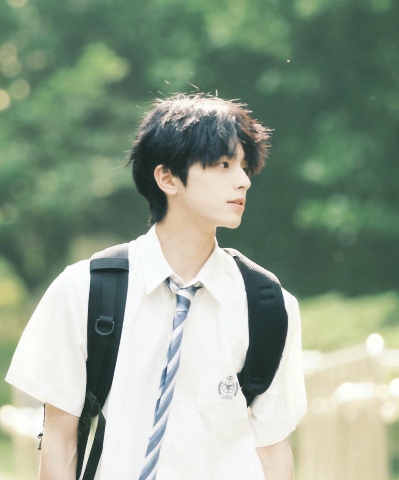 Hình ảnh trai đẹp K9 tóc ngắn khuôn mặt cân đối