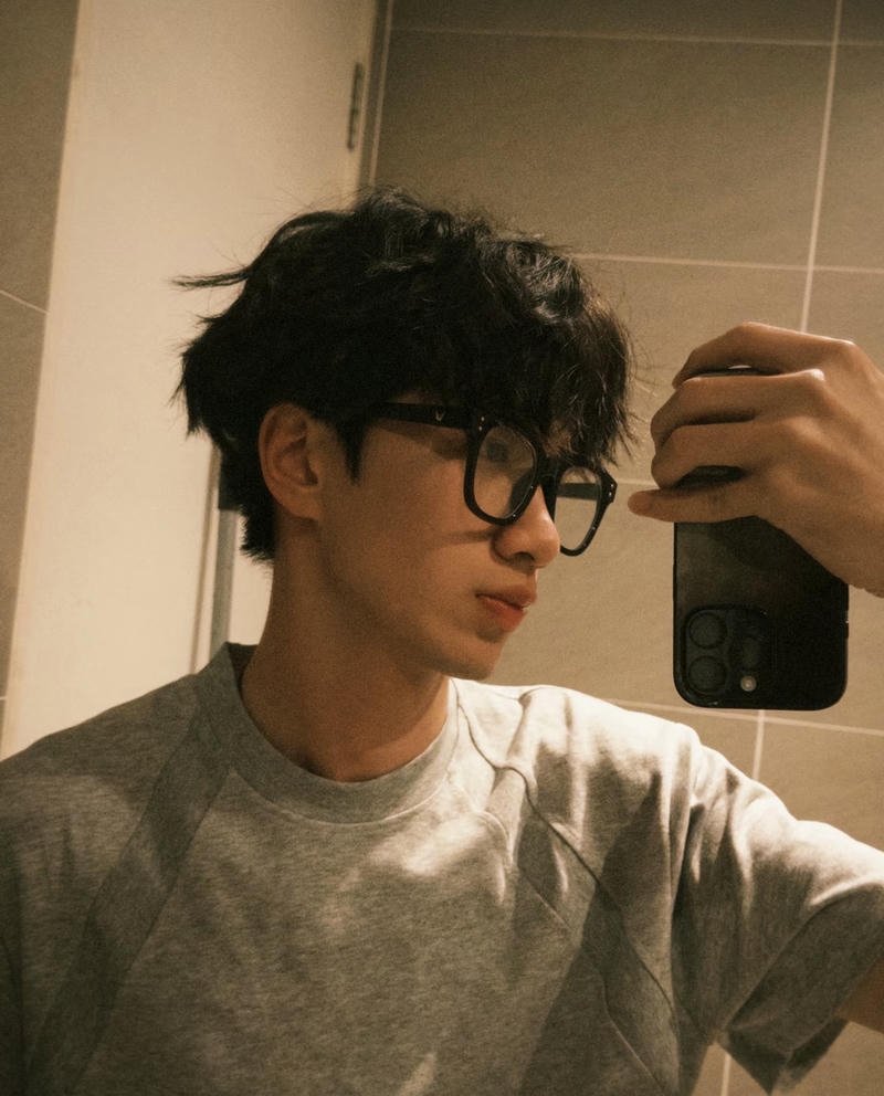 Hình ảnh trai đẹp Trung Quốc chụp trước gương