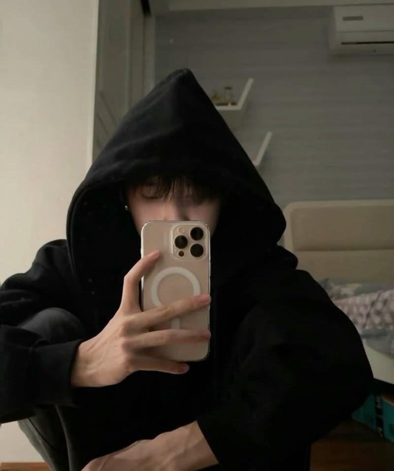 Hình ảnh trai đẹp Trung Quốc giấu mặt đầy bí ẩn