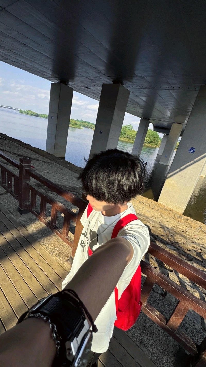 Hình ảnh trai đẹp Trung Quốc giấu mặt giữa ánh nắng