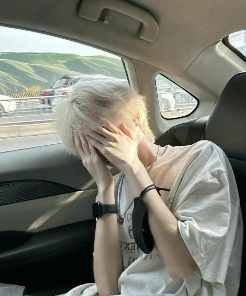 Hình ảnh trai đẹp Trung Quốc giấu mặt phía sau tay