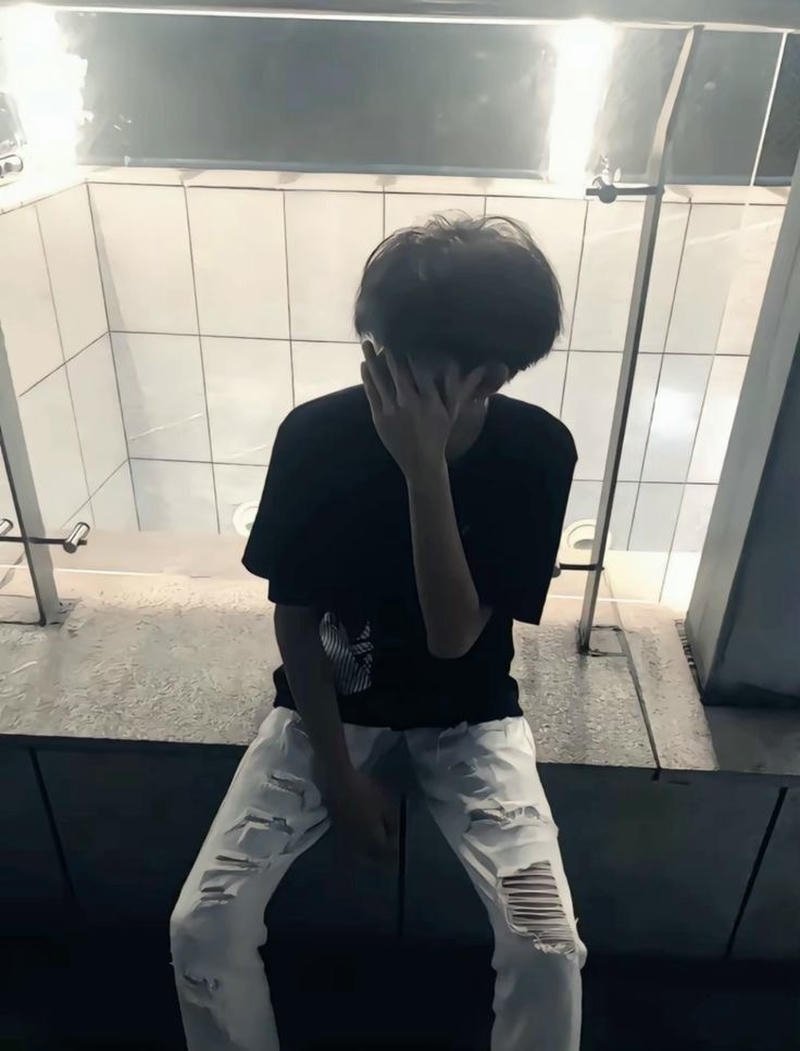 Hình ảnh trai đẹp Trung Quốc giấu mặt tự nhiên