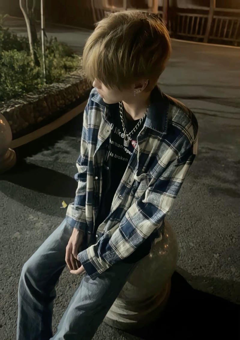 Hình ảnh trai đẹp Trung Quốc quay đi không lộ mặt