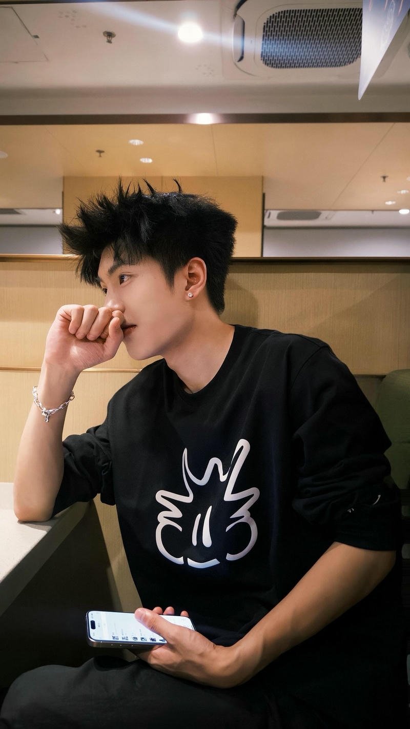 Hình ảnh trai đẹp Việt Nam ánh sáng tự nhiên