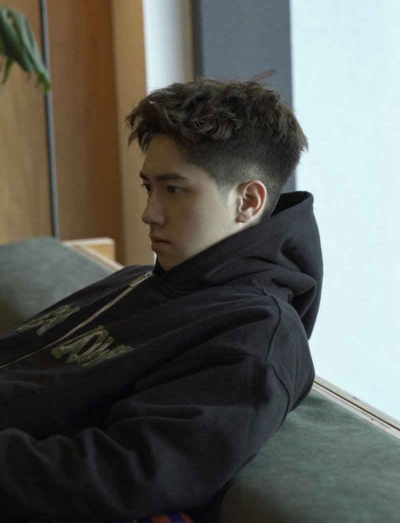 Hình ảnh trai đẹp ánh nhìn mạnh gương mặt thu hút