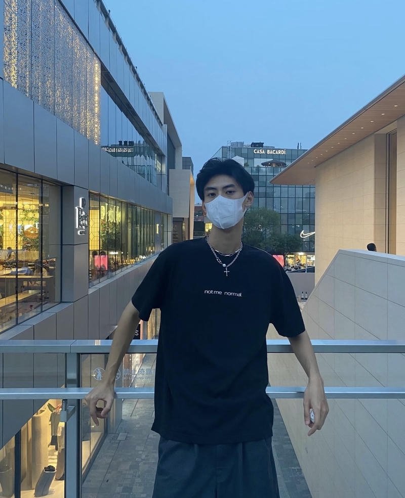 Hình ảnh trai đẹp đeo khẩu trang ánh mắt nổi bật