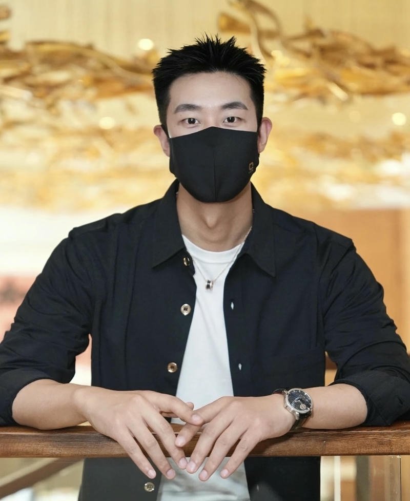 Hình ảnh trai đẹp đeo khẩu trang ánh mắt rõ nét