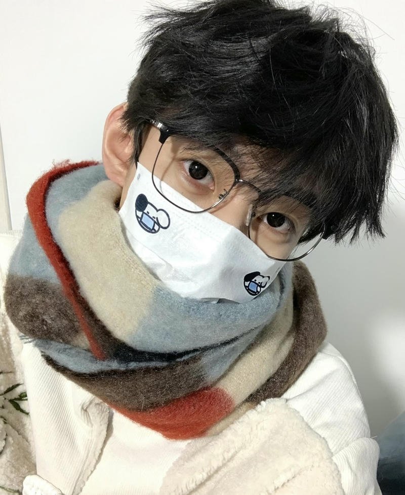 Hình ảnh trai đẹp đeo khẩu trang ánh nhìn tự nhiên