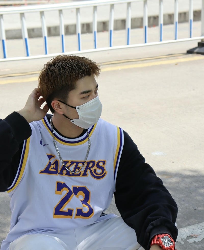 Hình ảnh trai đẹp đeo khẩu trang gương mặt sáng