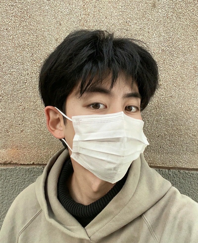 Hình ảnh trai đẹp đeo khẩu trang mái tóc gọn