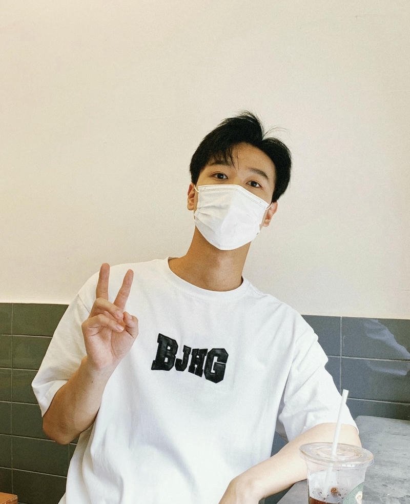 Hình ảnh trai đẹp đeo khẩu trang tóc ngắn gọn gàng