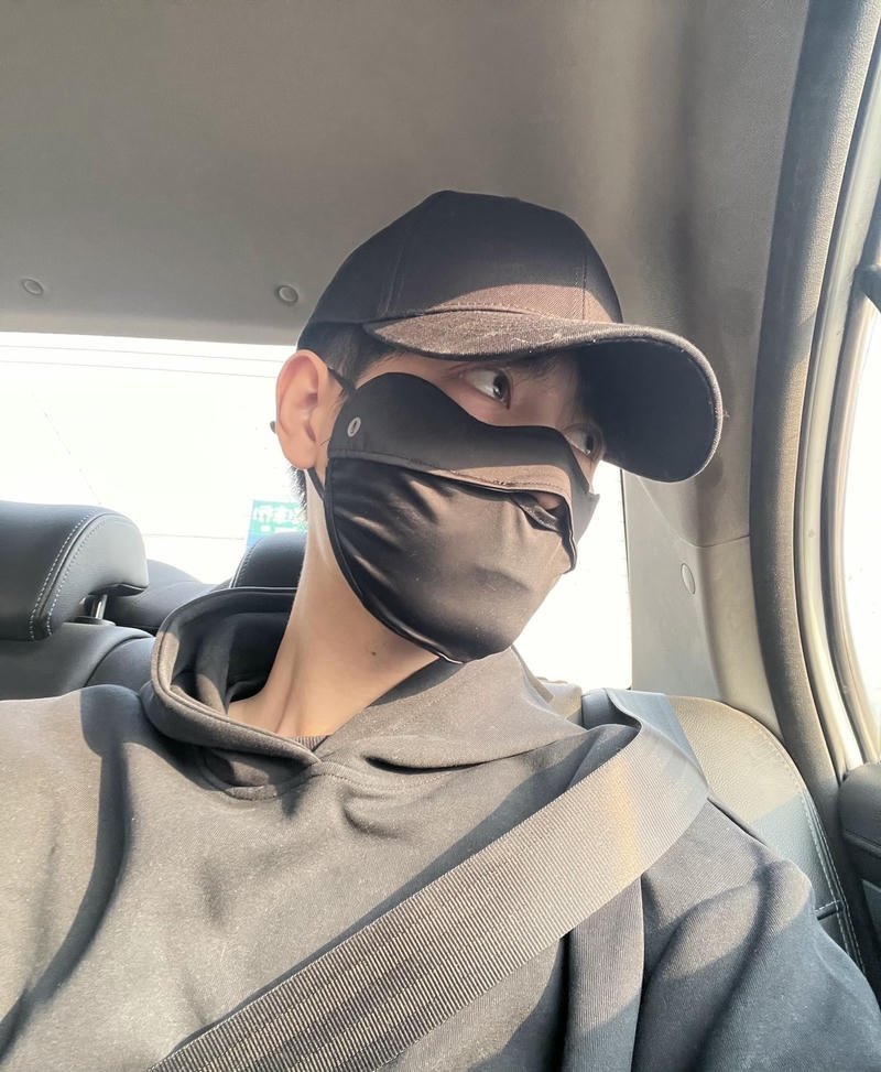 Hình ảnh trai đẹp đeo khẩu trang tóc ngắn tự nhiên