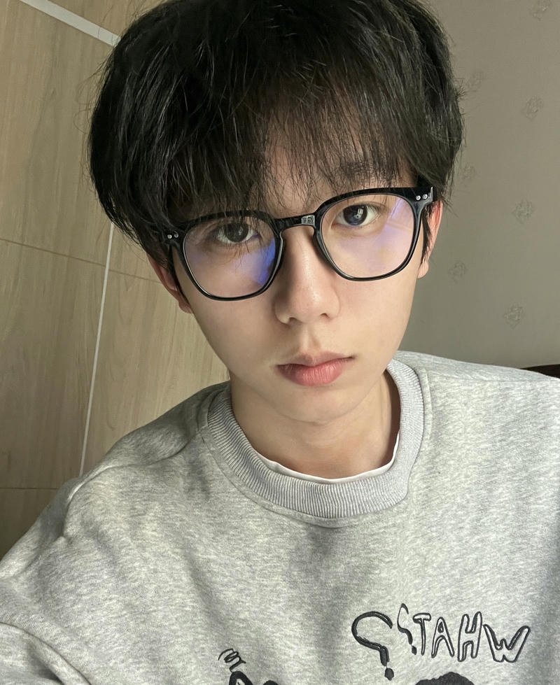 Hình ảnh trai đẹp đeo kính ánh sáng chiếu mặt kính