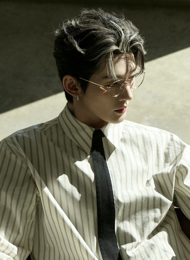 Hình ảnh trai đẹp đeo kính ánh sáng nhẹ tự nhiên