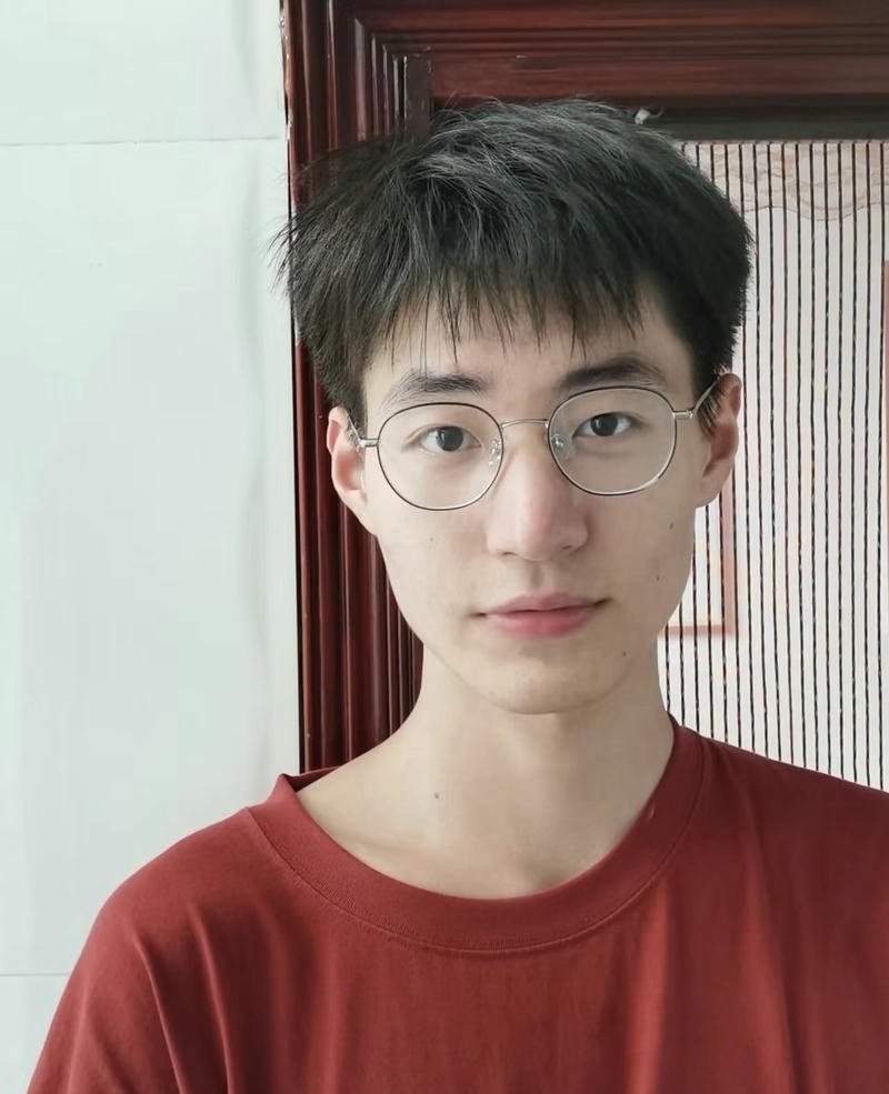 Hình ảnh trai đẹp đeo kính ánh sáng phản chiếu nhẹ