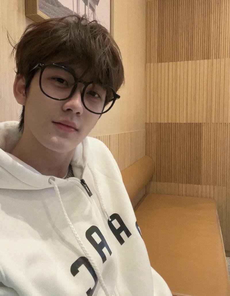 Hình ảnh trai đẹp đeo kính góc chụp gần rõ nét