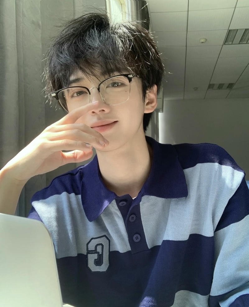 Hình ảnh trai đẹp đeo kính gọng mảnh làm nổi nét