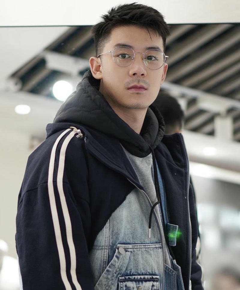 Hình ảnh trai đẹp đeo kính gọng vuông nổi bật