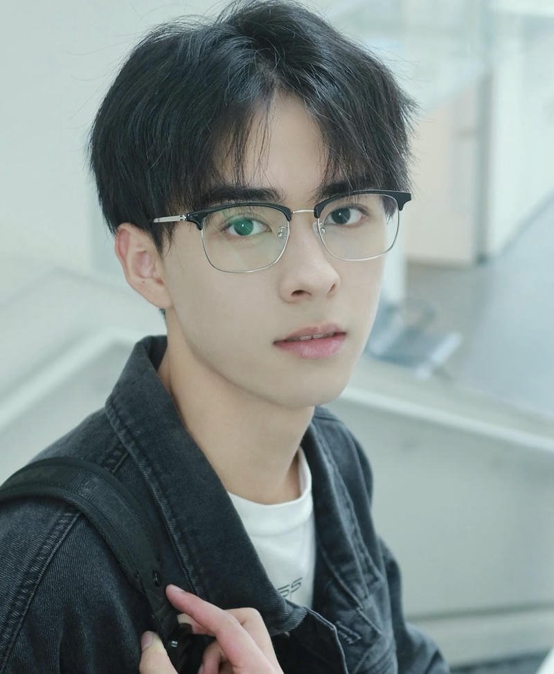 Hình ảnh trai đẹp đeo kính khung kính sáng rõ