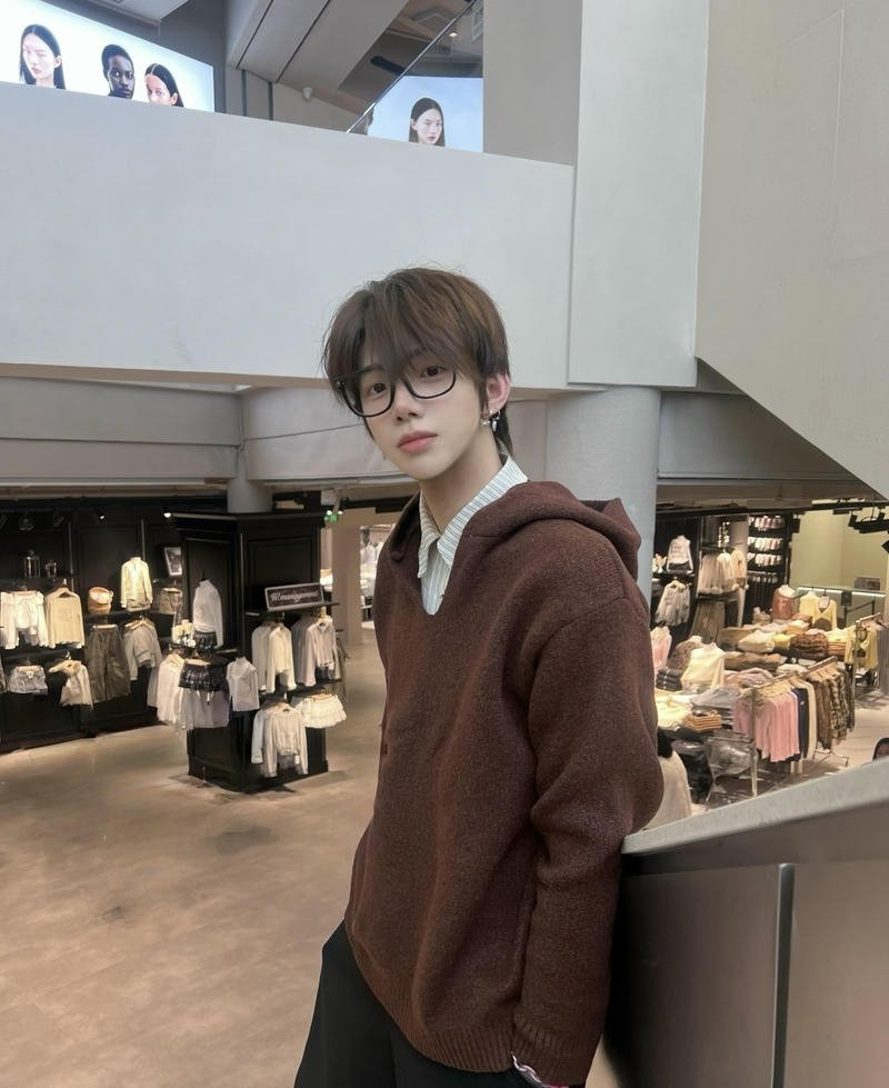 Hình ảnh trai đẹp đeo kính khung kính tạo điểm