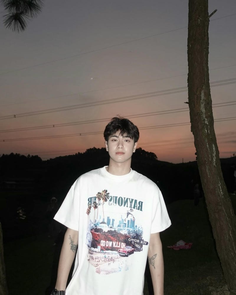 Hình ảnh trai đẹp nụ cười nhẹ gương mặt sáng