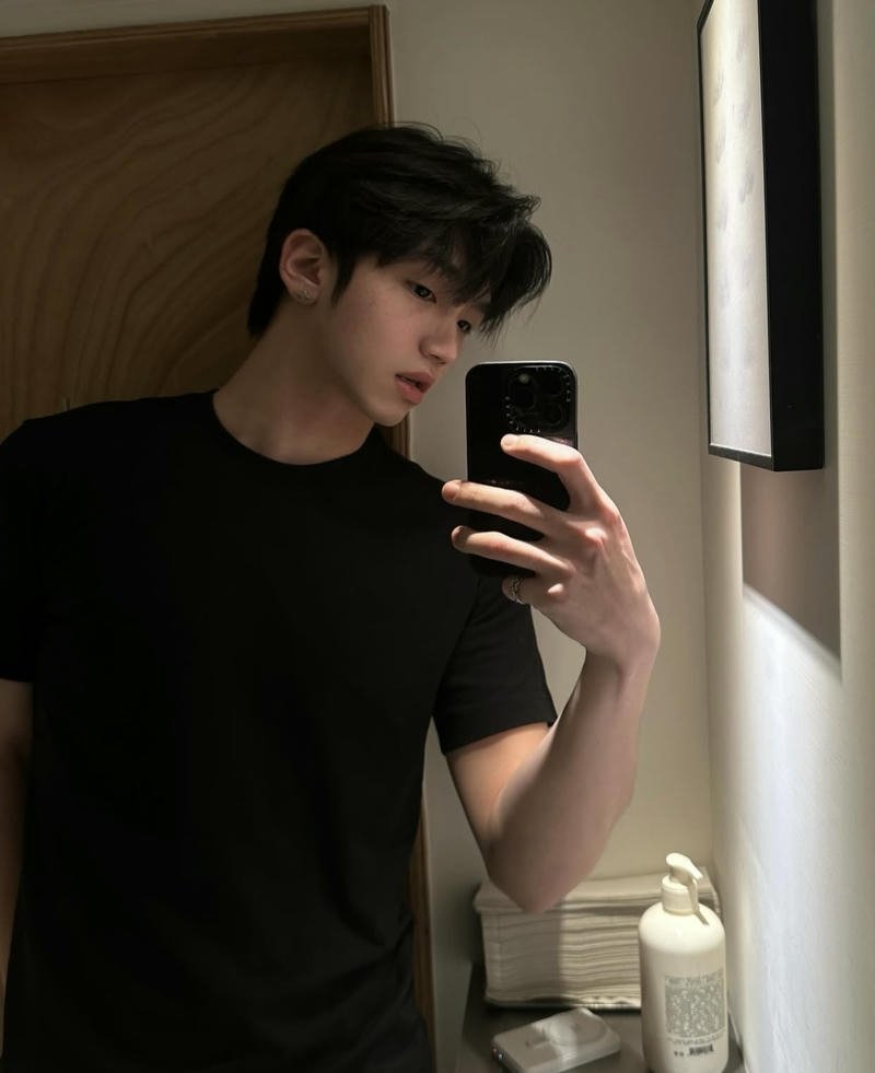 Hình ảnh trai đẹp vẻ ngoài nam tính chụp trước gương
